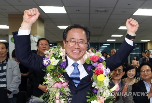 두팔 번쩍 김석준