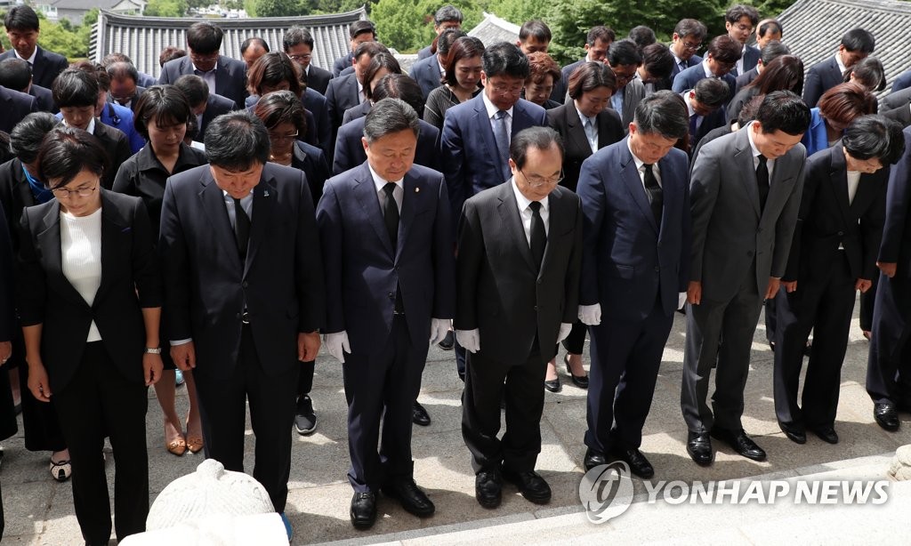 묵념하는 민주당 부산지역 당선인들