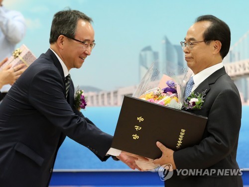 당선증 받는 오거돈 부산시장 당선인