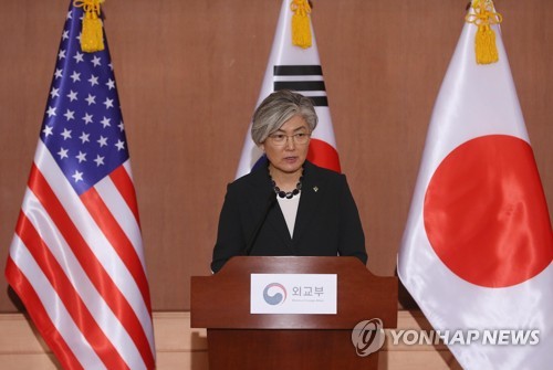질문 답하는 강경화 장관