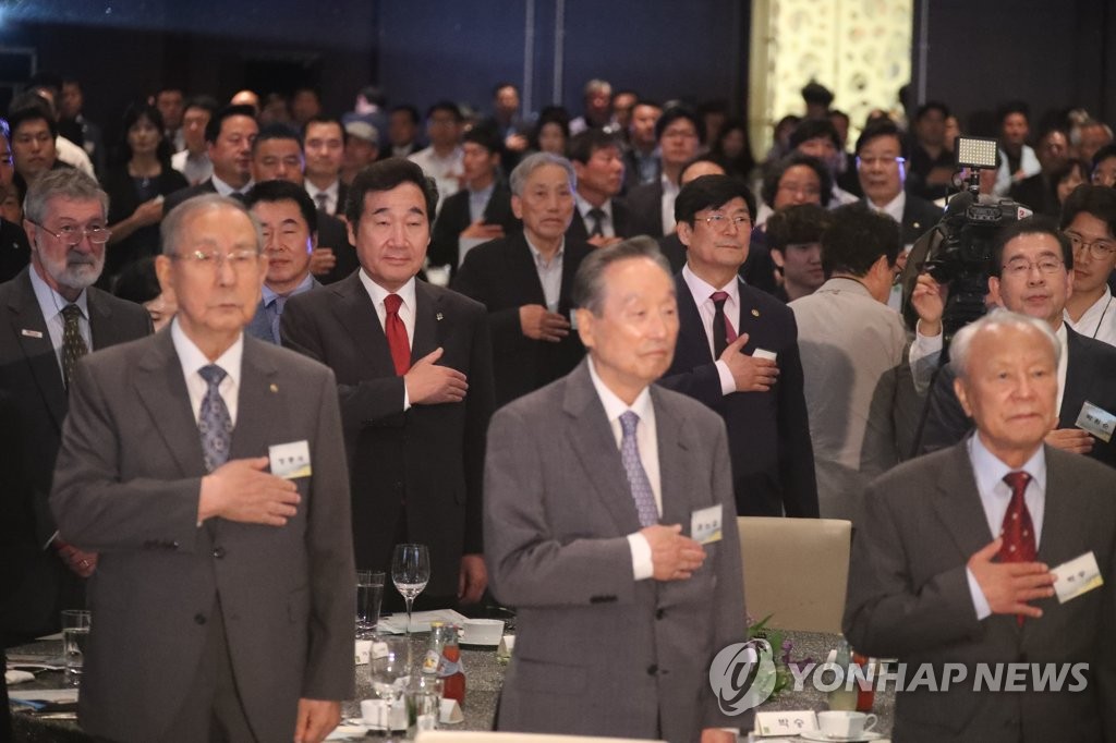 6.15 남북정상회담 기념식에서 국기에 경례하는 이낙연 총리