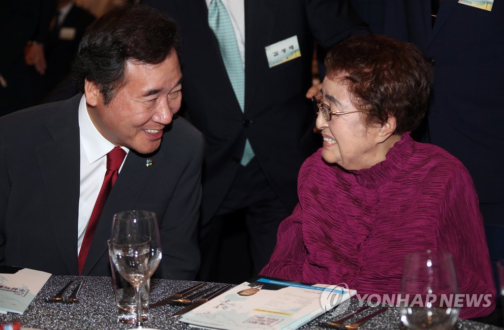 얘기 나누는 이희호 여사와 이낙연 총리