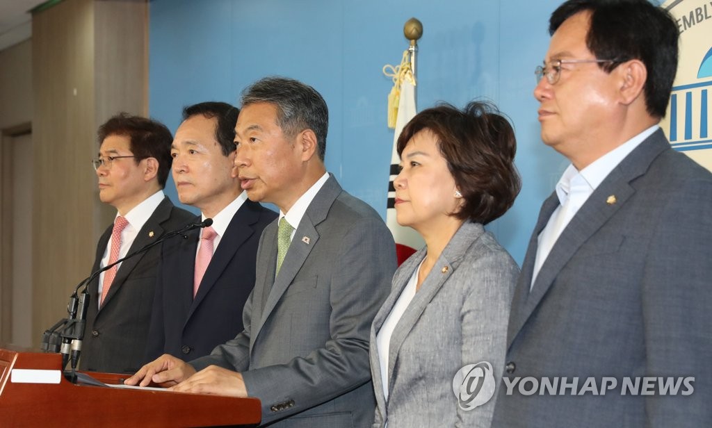 한국당 초선들 "'보수실패 책임' 중진들 정계 떠나라"