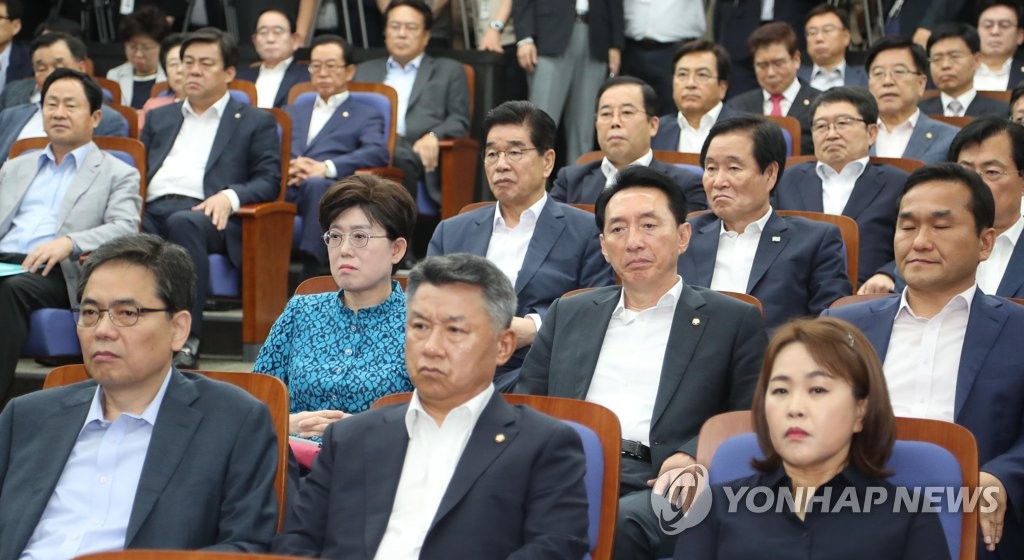 굳은 표정의 자유한국당 의원들