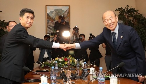 악수하는 남북적십자회담 대표단