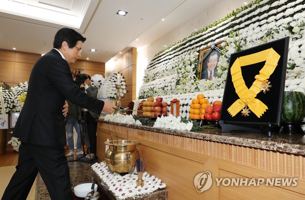 헌화하는 황교안 전 국무총리
