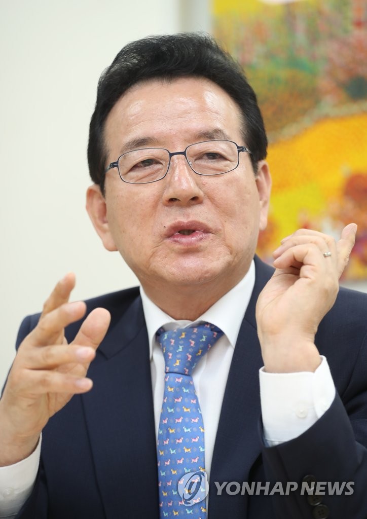 인터뷰하는 정순균 강남구청장 당선인