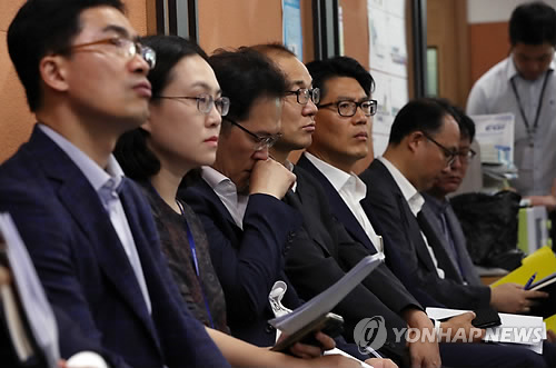 굳은 표정의 국토부 직원들
