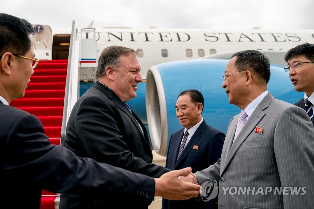 폼페이오 공항 영접하는 김영철과 리용호