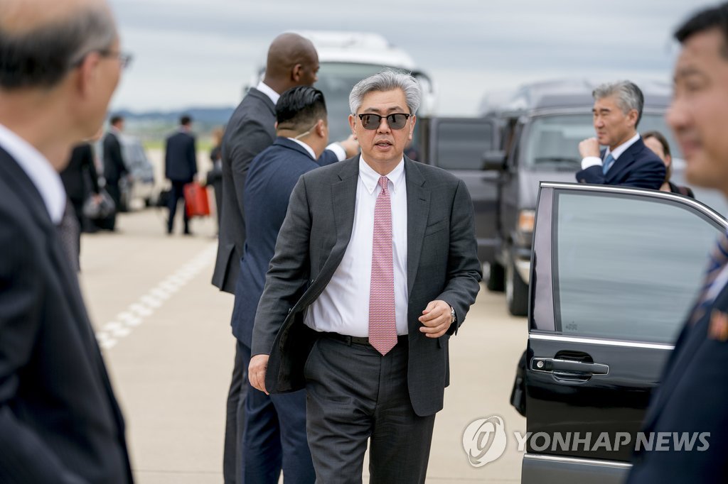 폼페이오 동행해 평양 도착한 앤드루 김