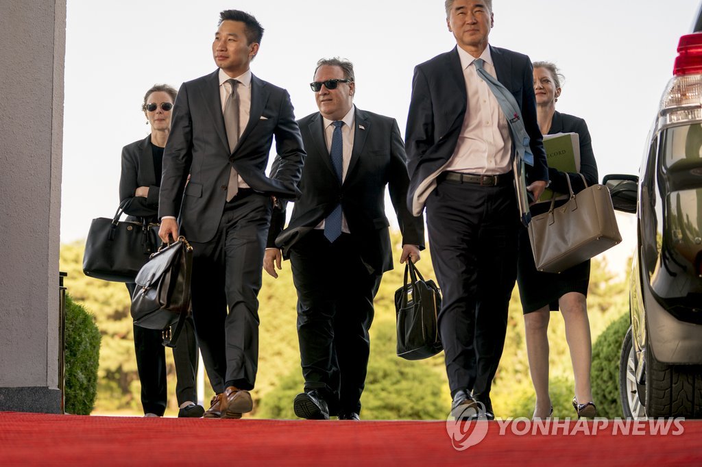 (평양 AP=연합뉴스) 마이크 폼페이오 미국 국무장관(가운데)이 6일(현지시간) 평양 백화원영빈관에서 김영철 북한 노동당 부위원장 겸 통일전선부장을 만난 후 백화원영빈관 밖으로 나와 동행한 리사 케나 장관비서관(왼쪽부터), 알렉스 웡 동아태 부차관보, 성 김 주필리핀 미국 대사, 앨리슨 후커 백악관 국가안보회의(NSC) 한반도 보좌관 등과 회의를 가진 뒤 다시 백화원영빈관 안으로 들어가고있다. ymarshal@yna.co.kr