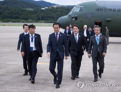 서울공항에 도착한 방북단