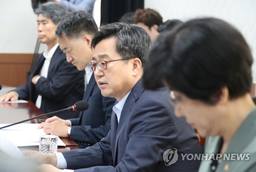긴급현안간담회서 발언하는 김동연 부총리