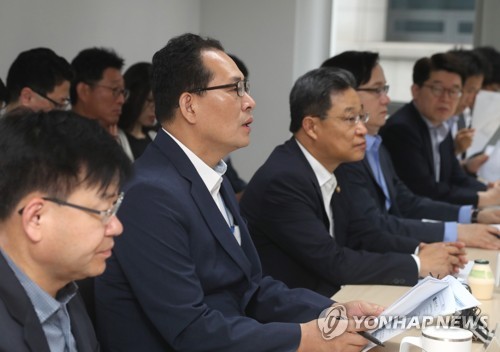 혁신성장 전략점검회의에서 발언하는 고형권 차관
