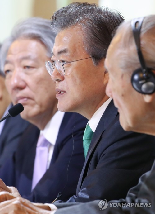취재진 질문에 답하는 문 대통령