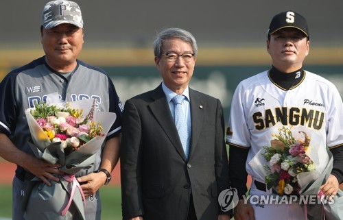 기념 촬영하는 정운찬 총재와 양 팀 감독