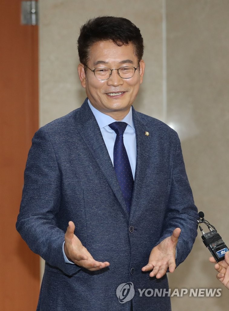 출마선언 마치고 질문에 답하는 송영길