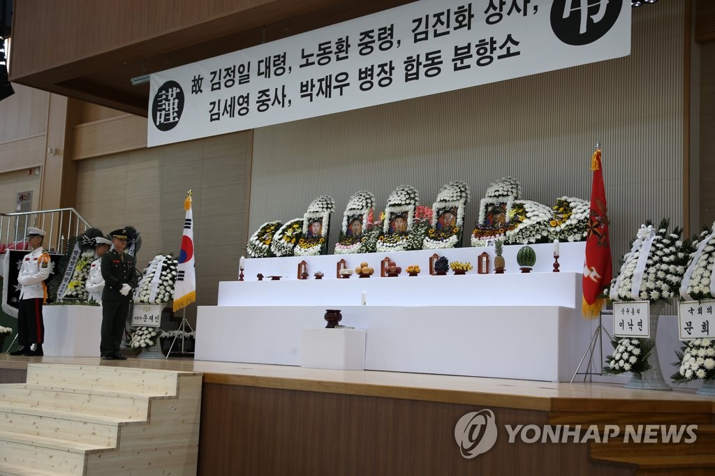 조문객 맞을 준비하는 해병대원
