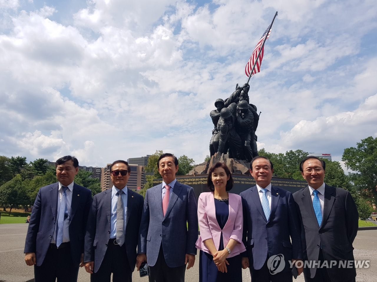 여야 원내대표, 이오지마 승전기념 동상 방문