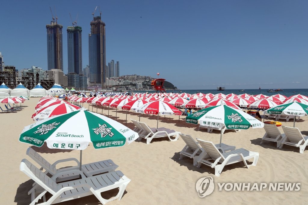 너무 더워서 비어있는 파라솔