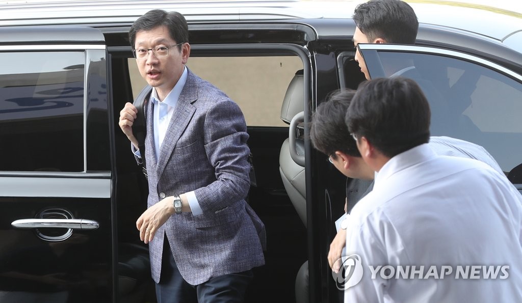 출근하는 김경수 경남지사