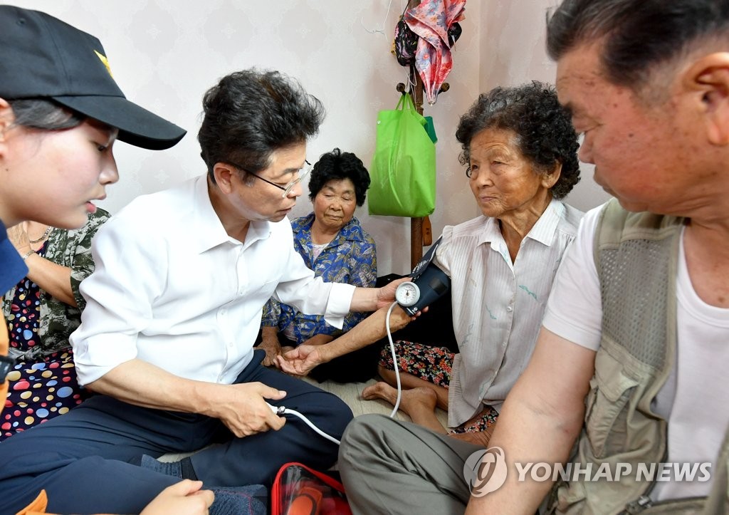 이철우 경북도지사 경로당 어르신 건강 체크