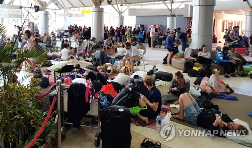 지진 공포에 피난처 된 롬복 공항