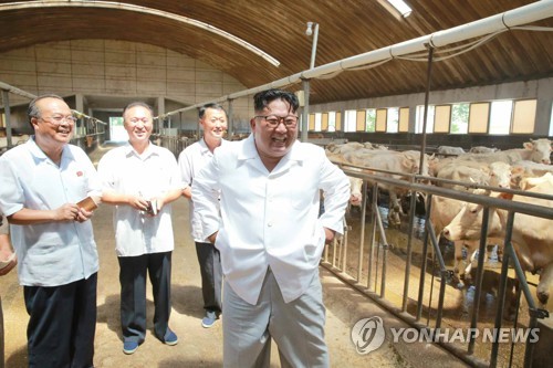 북 김정은 위원장, 평남 운곡지구종합목장 시찰