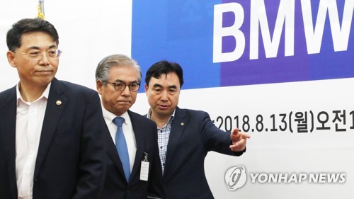 굳은 표정으로 간담회 참석하는 김효준 BMW코리아 회장