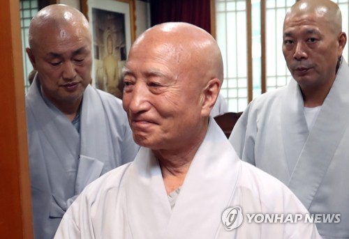 기자회견장 나서는 설정 스님