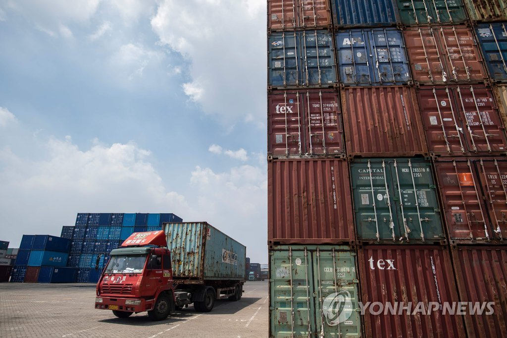 중국 동부 장쑤성 장자강 항에 컨테이너 화물이 쌓여있는 모습[AFP=연합뉴스]