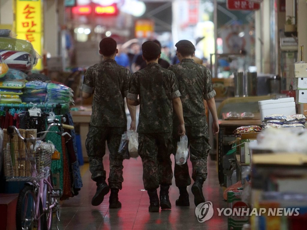 평일 일과 후 외출 나온 병사들