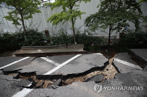 무너진 아파트 주차장