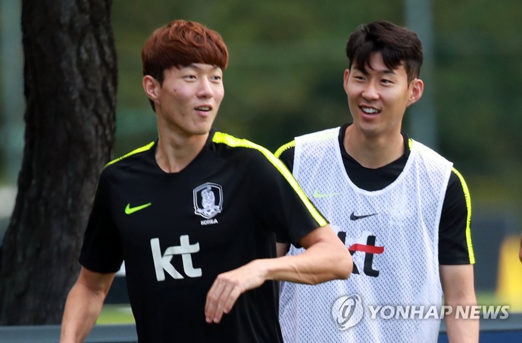 한국 축구대표팀의 황의조(왼쪽)와 손흥민