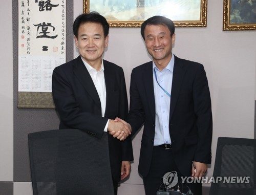 악수하는 정동영 대표와 한병도 정무수석