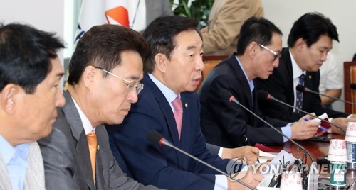 발언하는 김성태 원내대표
