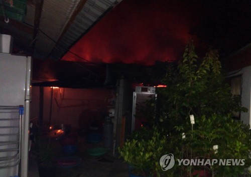 불길 치솟는 완주군 한 주택