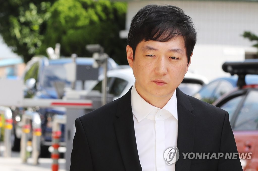 In this file photo from Sept. 12, 2018, Cho Jae-beom, former coach of the South Korean national short track speed skating team, enters the Seongnam branch of the Suwon District Court in Seongnam, south of Seoul, for a hearing over charges that he assaulted athletes. Cho was sentenced to 10 months in prison on Sept. 19. (Yonhap)