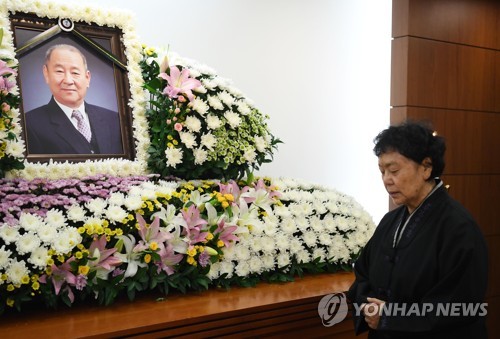 김인태 빈소 지키는 백수련