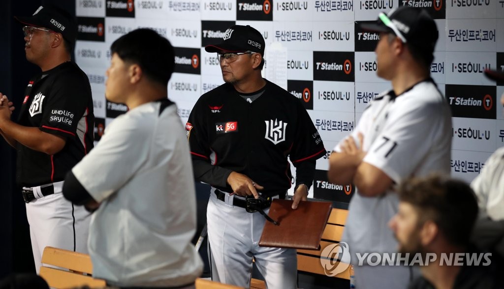 퇴장 당하는 kt 김진욱 감독