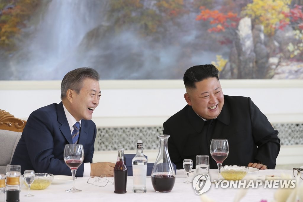 South Korean President Moon Jae-in (L) and North Korean leader Kim Jong-un laugh while having lunch at a Pyongyang restaurant on Sept. 19, 2018, the second day of Moon's three-day trip to the North Korean capital for his third bilateral summit with Kim. (Yonhap)