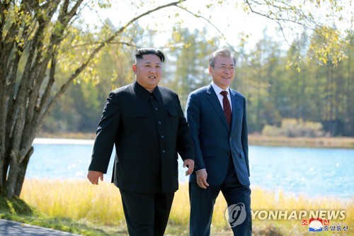 삼지연초대소 산책하는 남북정상