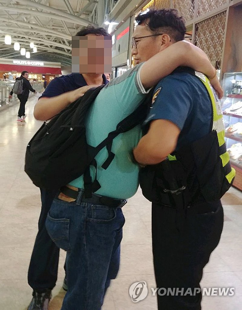공항에서 경찰 끌어안은 외국인 노동자의 사연은?
