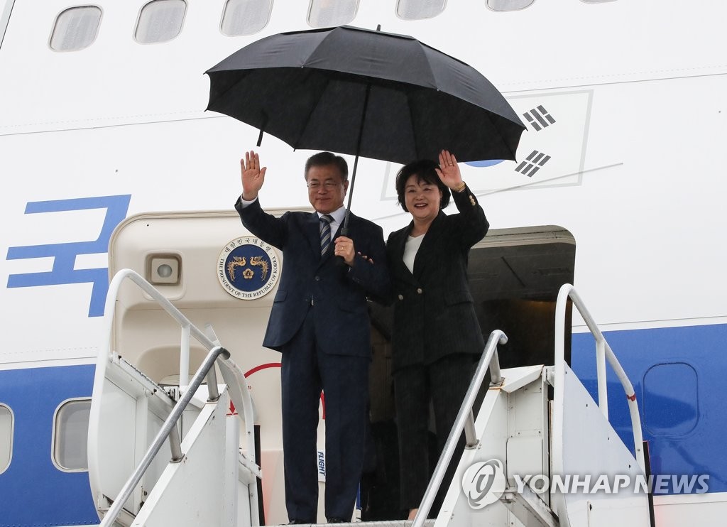South Korean President Moon Jae-in and his wife, Kim Jung-sook, wave after arriving in New York on Sept. 23, 2018 for a four-day trip to attend the U.N. General Assembly and also hold a bilateral summit with U.S. President Donald Trump. (Yonhap)