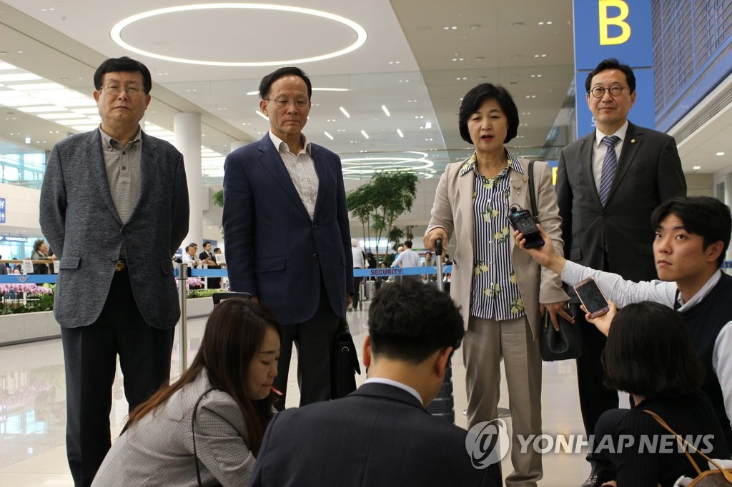 귀국 인터뷰하는 추미애 대미특사단장