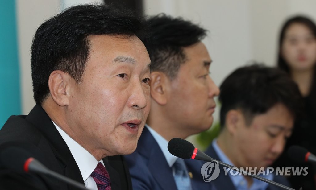 최고위원회의에서 발언하는 손학규