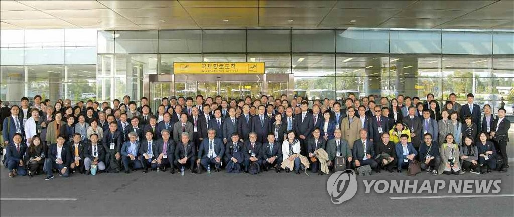 북한 신문, 10·4 기념행사 남측대표단 평양 도착 보도