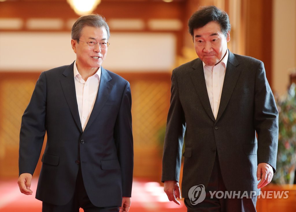 대화나누는 문 대통령과 이낙연 총리