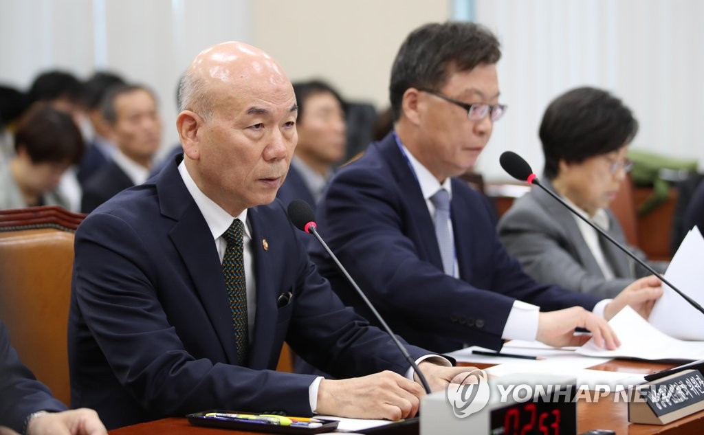 국정감사 질의 답하는 이효성 방통위원장
