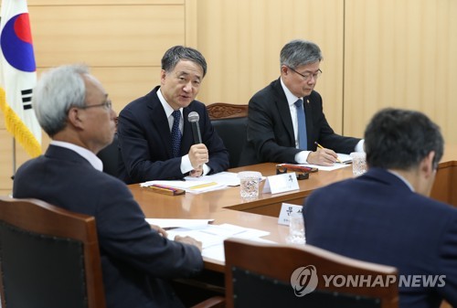 발언하는 박능후 장관